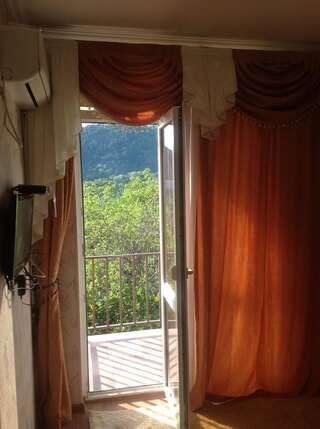 Гостевой дом Guesthouse Maria Гагра Двухместный номер с 1 кроватью или 2 отдельными кроватями и балконом-8